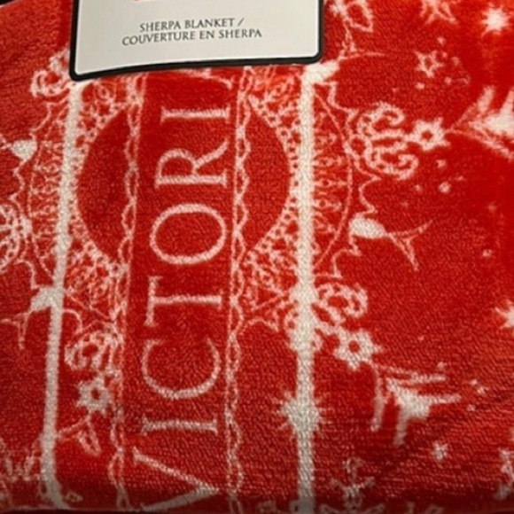 Victoria's Secret Red & White Snowflake Throw new - Picture 2 of 4